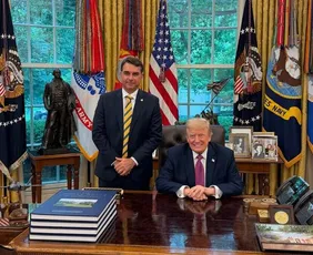 Imagem ilustrativa da imagem Flávio Bolsonaro divulga foto com Donald Trump na Casa Branca