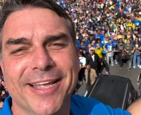 Imagem ilustrativa da imagem Flávio Bolsonaro diz que "mal vai ser expulso do governo" durante Marcha para Jesus