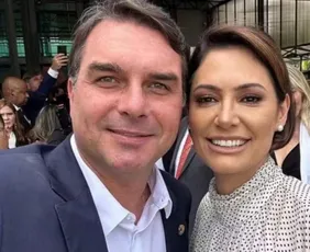 Imagem ilustrativa da imagem Flávio Bolsonaro nega humilhação e diz não ser correspondido por Michelle