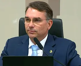 Imagem ilustrativa da imagem Flávio Bolsonaro volta a defender ação dos EUA sobre PCC e evita desgaste com Pix