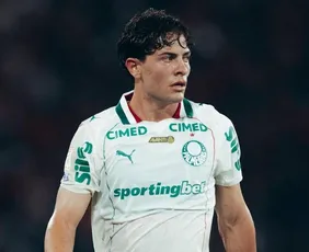 Imagem ilustrativa da imagem Giay sofre torção no tornozelo e é desfalque do Palmeiras contra o Coritiba