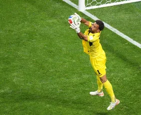 Imagem ilustrativa da imagem Goleiro Vozinha e ferrolho de Cabo Verde seguram a poderosa Espanha