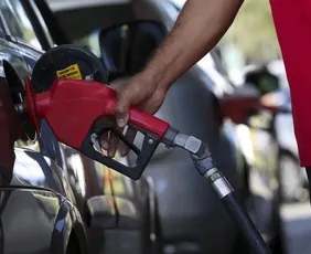 Imagem ilustrativa da imagem Governo adia reunião que pode aumentar etanol na gasolina para 32%