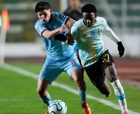 Imagem ilustrativa da imagem Grêmio luta em La Paz, mas Bolívar leva a melhor no duelo de ida da Sul-Americana