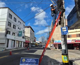 Imagem ilustrativa da imagem Guarapari já retira excesso de fios em postes da cidade
