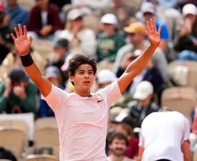 Imagem ilustrativa da imagem Guto atropela e conquista título inédito para o Brasil em Roland Garros