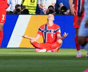 Imagem ilustrativa da imagem Haaland brilha em duelo de artilheiros, faz dois e comanda goleada da Noruega