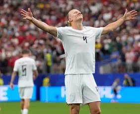 Imagem ilustrativa da imagem Haaland decide, Noruega vence Costa do Marfim e vai enfrentar o Brasil