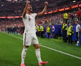 Imagem ilustrativa da imagem Herói da Espanha quase ficou fora da Copa e dedica vitória a festa polêmica