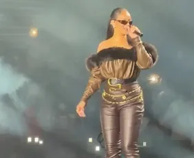 Imagem ilustrativa da imagem Jay-Z faz Rihanna subir ao palco em show e artista brinca: 'Estou meio enferrujada'