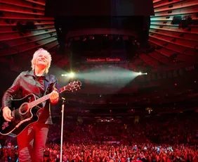 Imagem ilustrativa da imagem Jon Bon Jovi interrompe show e pede desculpas aos fãs em Nova York