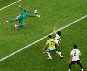 Imagem ilustrativa da imagem Jornais 'cornetam' Brasil após virada contra o Japão na Copa: 'Foi graças à camisa'
