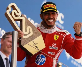Imagem ilustrativa da imagem Lewis Hamilton faz tática agressiva e vence pela primeira vez com a Ferrari