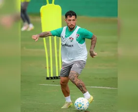 Imagem ilustrativa da imagem Lucho Acosta renova contrato e vai ficar no Fluminense por mais 1 ano