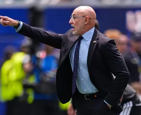 Imagem ilustrativa da imagem Luis de la Fuente exalta elenco da Espanha após classificação na Copa