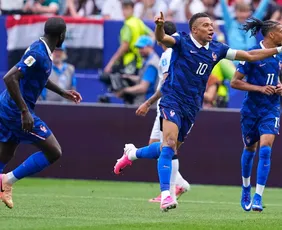 Imagem ilustrativa da imagem Mbappé classifica a França à 2ª fase da Copa e continua à caça de Messi
