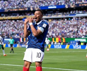 Imagem ilustrativa da imagem Mbappé destrava jogo duro, passa Pelé e comanda vitória da França sobre Senegal