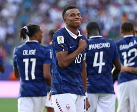 Imagem ilustrativa da imagem Mbappé destrói Suécia, Olise dá show e França vai às oitavas da Copa