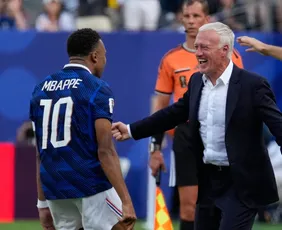 Imagem ilustrativa da imagem Mbappé e Deschamps exaltam vitória e alertam sobre força do Paraguai