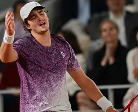 Imagem ilustrativa da imagem Mensik elimina Fonseca nas quartas de Roland Garros após batalha no terceiro set
