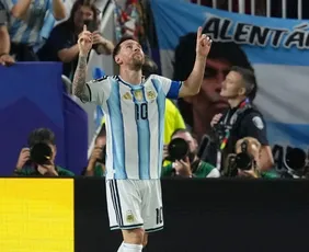 Imagem ilustrativa da imagem Messi dá espetáculo e faz Argentina encantar na Copa do Mundo