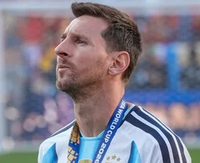 Imagem ilustrativa da imagem Messi lamenta após vice da Argentina e diz que 'vai demorar para a ferida fechar'