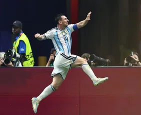 Imagem ilustrativa da imagem Messi ressucita a Argentina, vira jogo perdido e coloca campeã nas quartas