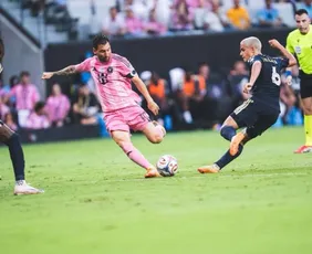 Imagem ilustrativa da imagem Messi tem lesão muscular descartada em diagnóstico inicial, diz Inter Miami