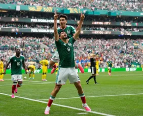 Imagem ilustrativa da imagem México bate África do Sul e encerra tabu com festa e chuva de vermelhos na Copa