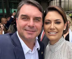 Imagem ilustrativa da imagem Michelle critica Flávio Bolsonaro e diz que foi maltratada