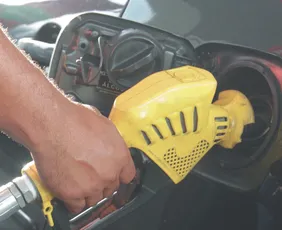 Imagem ilustrativa da imagem Ministério Público entra na Justiça para barrar a “nova gasolina”