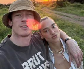 Imagem ilustrativa da imagem Moradores protestam contra casamento de Dua Lipa na Itália
