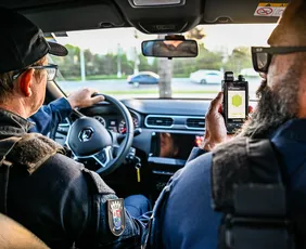 Imagem ilustrativa da imagem Motorista fura semáforo, quase bate em viatura e é multado seis vezes