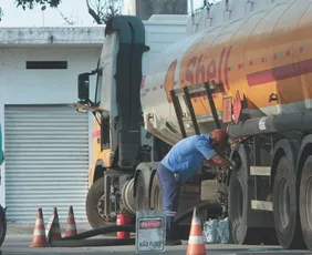 Imagem ilustrativa da imagem Motoristas que transportam combustíveis anunciam greve, mas sindicato tranquiliza