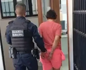 Imagem ilustrativa da imagem Mulher ataca guardas municipais e é detida com pinos de cocaína em Vitória