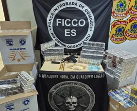 Imagem ilustrativa da imagem Mulher é presa com arma e 3.590 maços de cigarros em Cariacica
