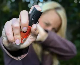 Imagem ilustrativa da imagem Mulheres podem comprar e usar spray de pimenta para defesa pessoal