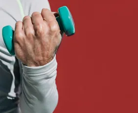 Imagem ilustrativa da imagem Musculação reverte sinais de envelhecimento cardíaco em idosas, aponta estudo