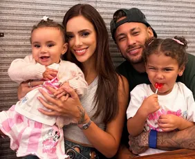 Imagem ilustrativa da imagem Neymar e Bruna Biancardi anunciam gravidez; jogador será pai pela 5ª vez