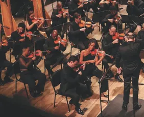 Imagem ilustrativa da imagem Noite clássica com piano e orquestra no Teatro Sesc Glória