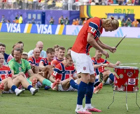 Imagem ilustrativa da imagem Noruegueses remam, triunfam e deixam Brasil na praia na Copa do Mundo