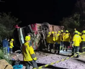 Imagem ilustrativa da imagem Ônibus com bailarinas do Paraguai cai em ribanceira em SC e deixa 3 mortos