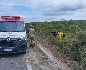 Imagem ilustrativa da imagem Ônibus com romeiros tomba no Ceará e provoca morte de duas pessoas