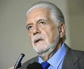 Imagem ilustrativa da imagem PF intima Jaques Wagner a depor sobre investigações do Banco Master