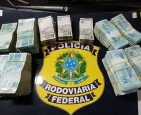 Imagem ilustrativa da imagem PRF apreende R$ 500 mil em espécie com passageiro durante fiscalização em ônibus