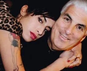 Imagem ilustrativa da imagem Pai de Amy Winehouse é condenado a pagar R$ 6,5 milhões a amigas da cantora