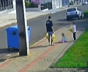 Imagem ilustrativa da imagem Pai preso após chutar filha de 3 anos diz à polícia que 'perdeu a cabeça'