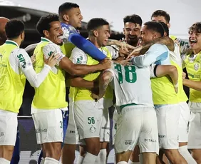 Imagem ilustrativa da imagem Palmeiras aproveita dois expulsos, goleia Vitória e abre 8 pontos para Fla