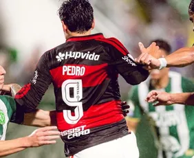 Imagem ilustrativa da imagem Pedro dá show, Flamengo goleia Chapecoense e não deixa Palmeiras disparar