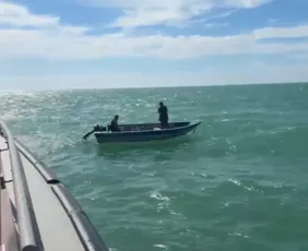 Imagem ilustrativa da imagem Pescadores são resgatados após passarem 5 horas à deriva no ES
